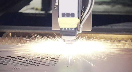 Producci&oacute;n de carcasas para paneles de luz roja